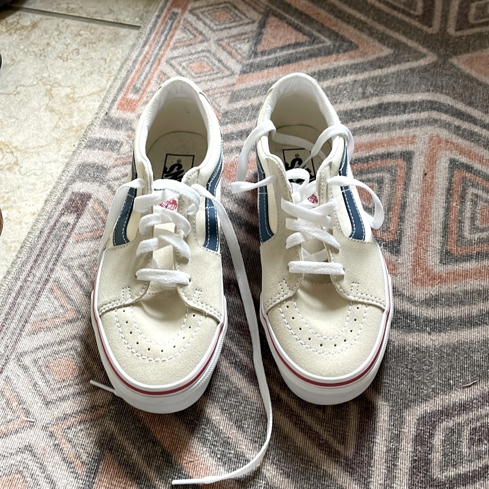 Vans women’s 7.5 or Men’s 6